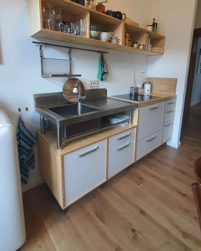 9-2023  Küche aus Kiefer-Plywood und sandbeige  Fronten , Tischplatte aus Nussbaum und Eiche 
#furniture #möbel #küche #köln #Pulheim