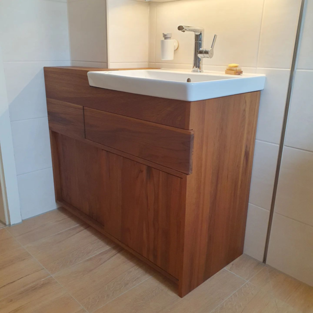 12-2023  Waschtischunterschrank aus Teak
#möbel #waschtischunterschrank #teak #köln #Pulheim
